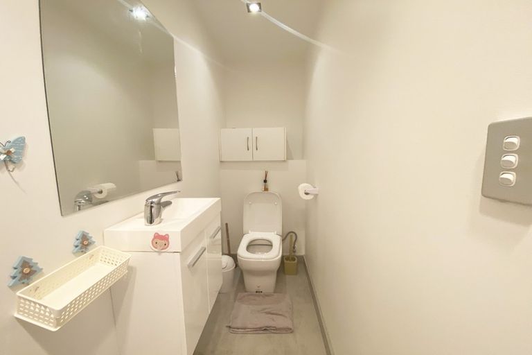 Photo of property in 28b Tamahere Drive, Glenfield, Auckland, 0629