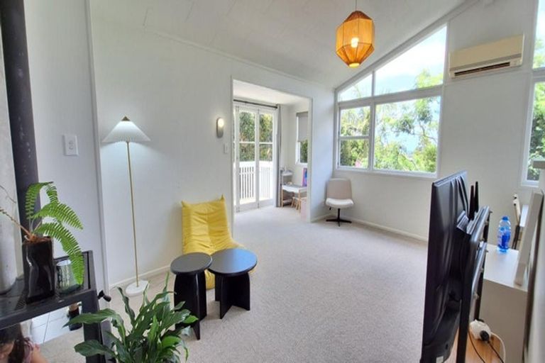 Photo of property in 1/156 Carlisle Road, Northcross, Auckland, 0632