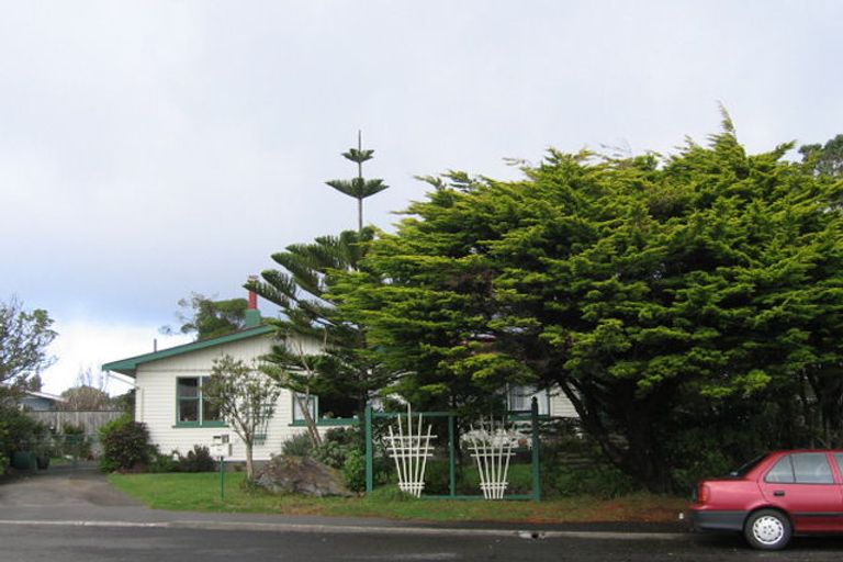 Photo of property in 14 Loasby Crescent, Newlands, Wellington, 6037