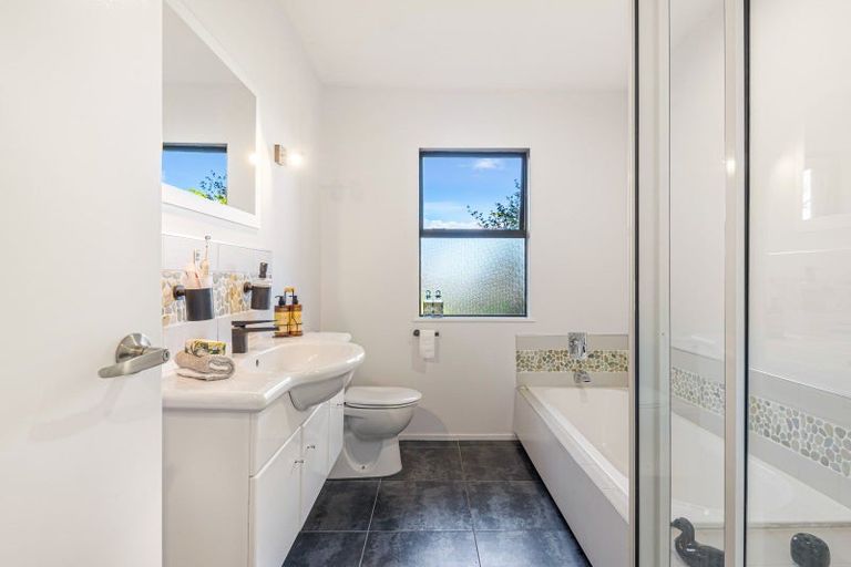 Photo of property in 2/194 Glenvar Road, Torbay, Auckland, 0630