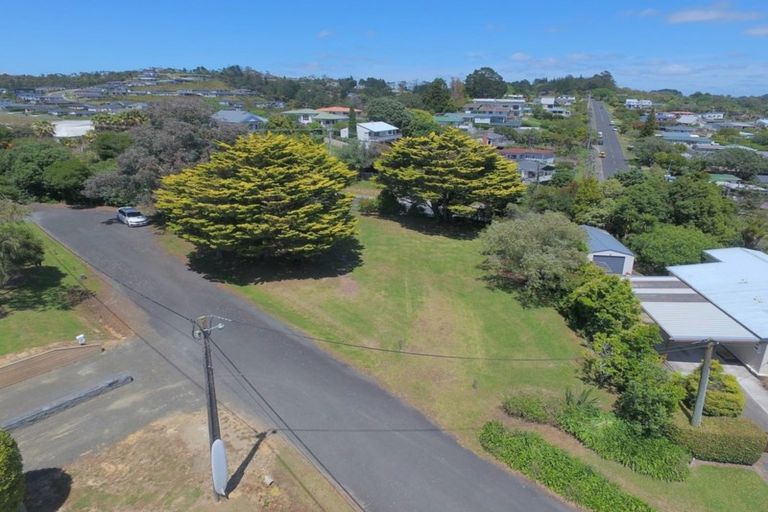 Photo of property in 8 Hiwi Crescent, Stanmore Bay, Whangaparaoa, 0932