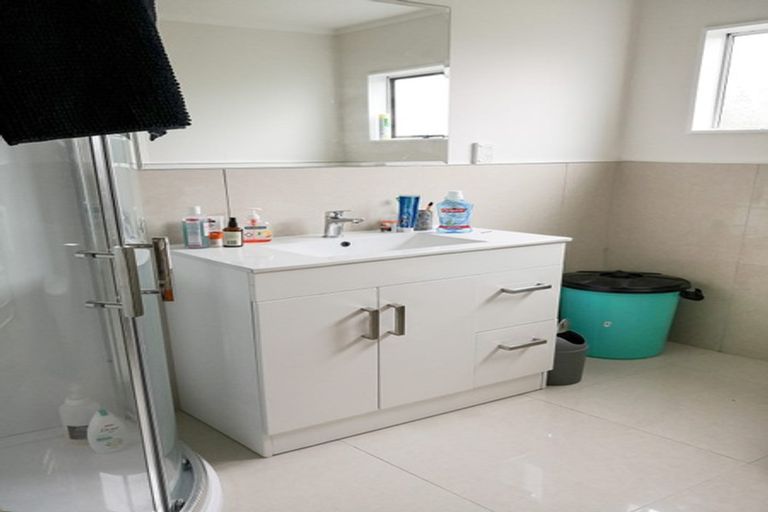 Photo of property in 1/7 Sovereign Place, Glenfield, Auckland, 0629