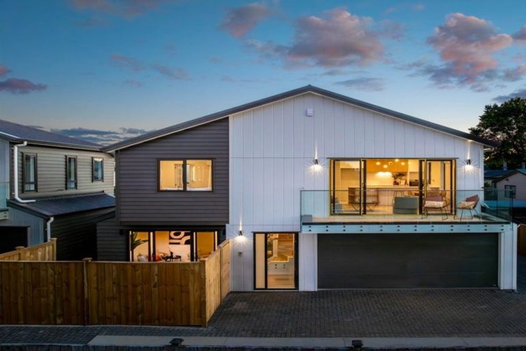 Photo of property in 3b Dawnhaven Drive, Te Atatu Peninsula, Auckland, 0610