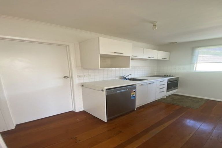 Photo of property in 20 Craigbank Avenue, New Lynn, Auckland, 0600