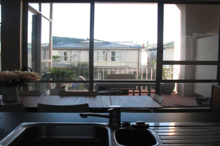 Photo of property in Stadium Garden Flats, 104/107 Thorndon Quay, Pipitea, Wellington, 6011
