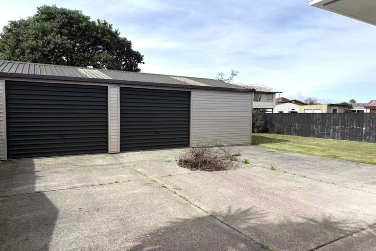 Photo of property in 44 Beach Road, Te Atatu Peninsula, Auckland, 0610