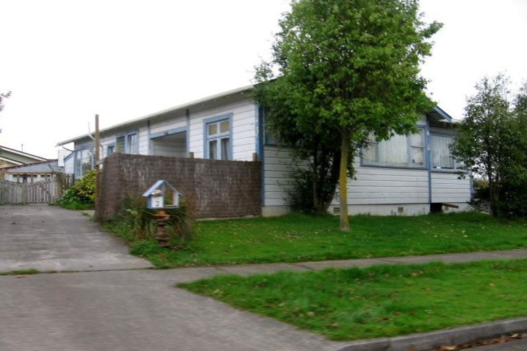 Photo of property in 2 Perrin Place, Kelvin Grove, Palmerston North, 4414