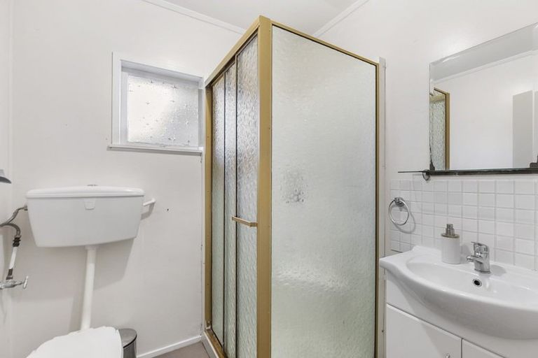 Photo of property in 1/53 Ayton Drive, Totara Vale, Auckland, 0629