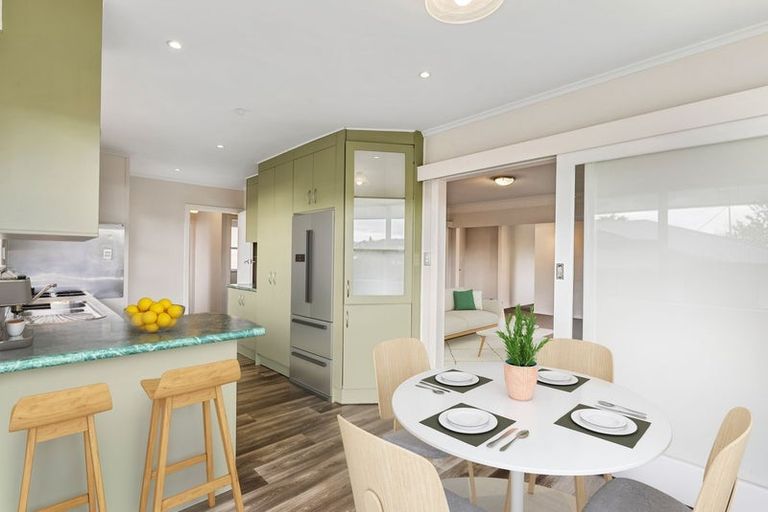 Photo of property in 120 Gossamer Drive, Pakuranga Heights, Auckland, 2010
