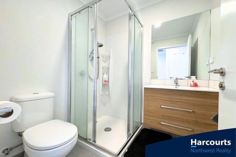 Photo of property in 8 Wharara Lane, Massey, Auckland, 0614