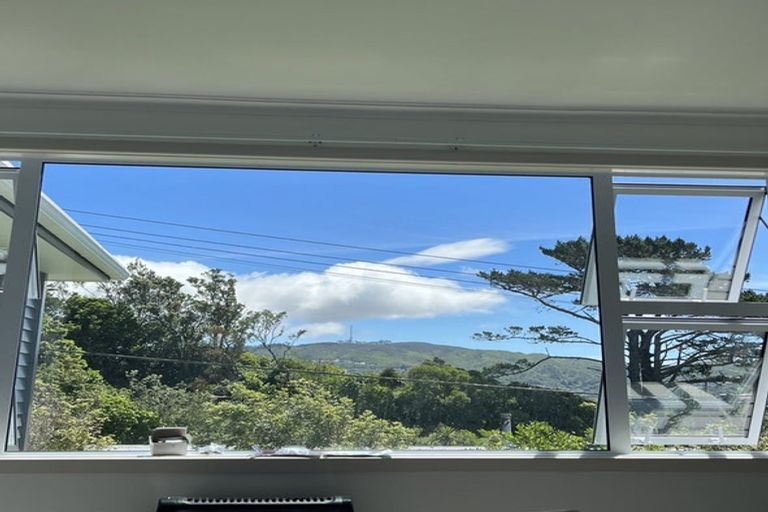Photo of property in 9 Lomond Street, Newlands, Wellington, 6037