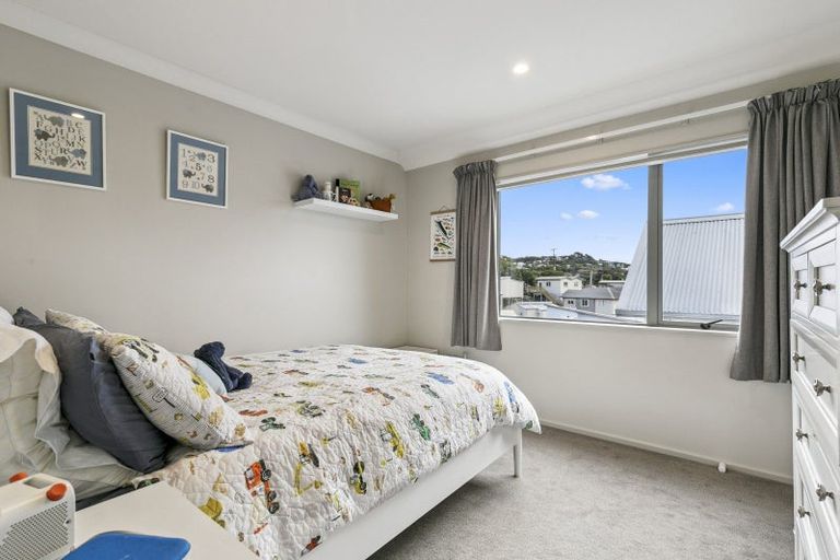 Photo of property in 2 Brindle Way, Newlands, Wellington, 6037