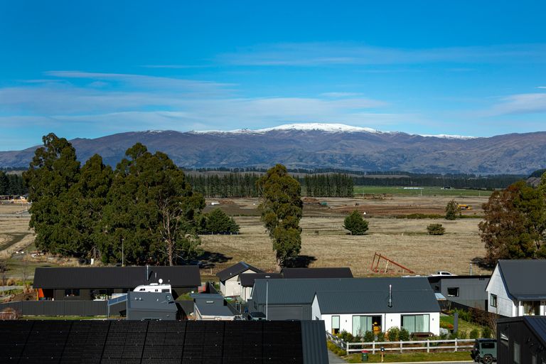 Photo of property in 33 Tomtit Crescent, Lake Hawea, 9382