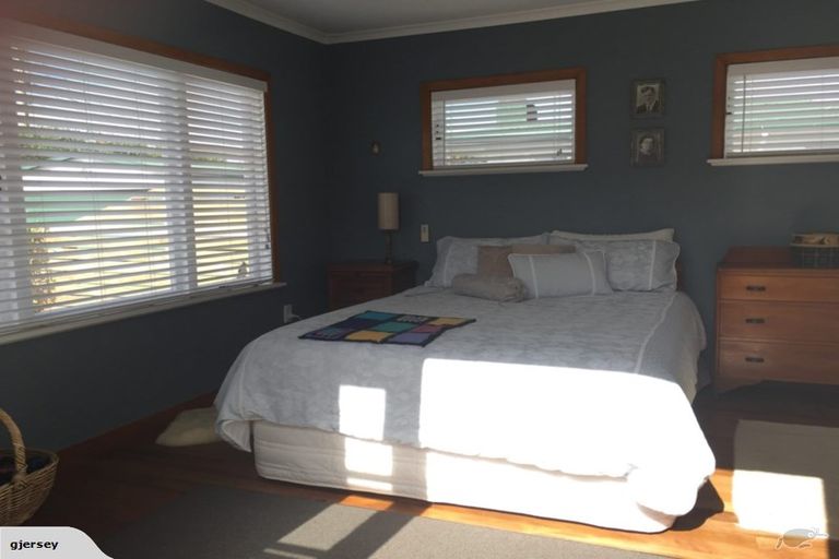 Photo of property in 10 Helga Crescent, Te Atatu Peninsula, Auckland, 0610