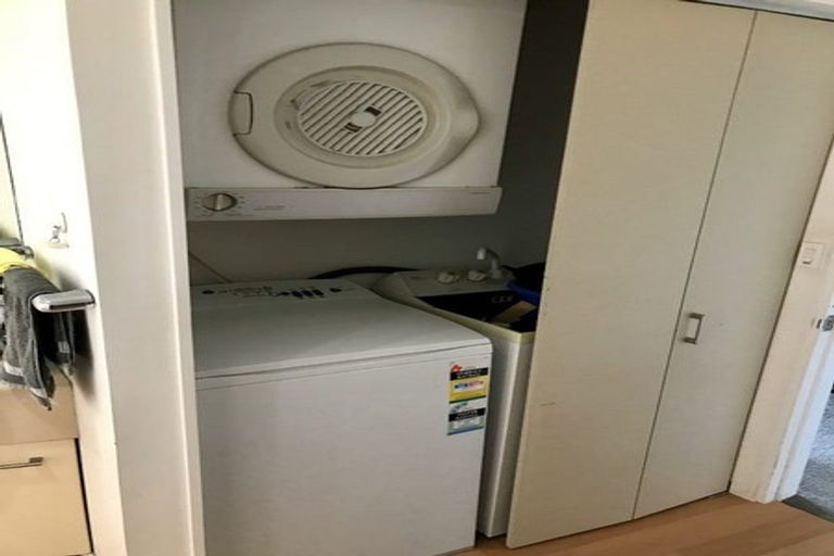 Photo of property in 17 Kent Terrace - Kent Apartments, 6d/16 Kent Terrace, Mount Victoria, Wellington, 6011