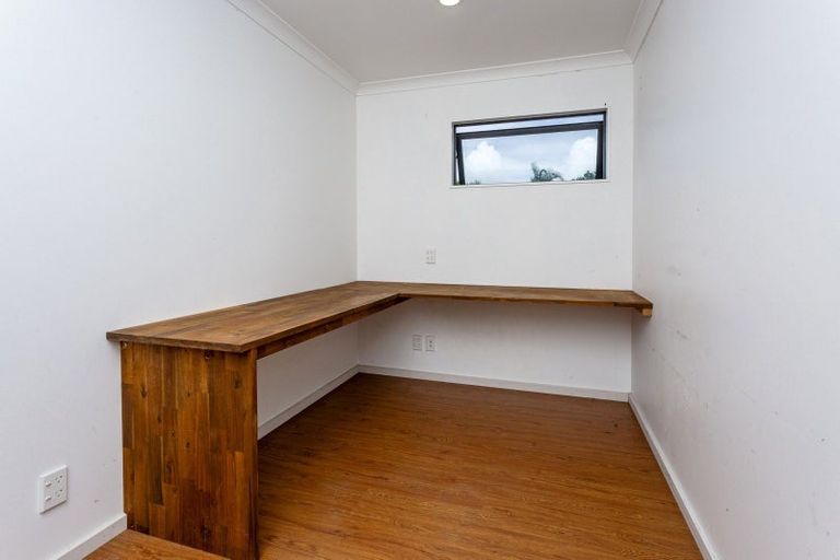 Photo of property in 22 St Catherine Crescent, West Harbour, Auckland, 0618