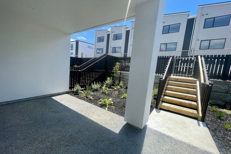 Photo of property in 2 Mikoikoi Crescent, Mangere Bridge, Auckland, 2022