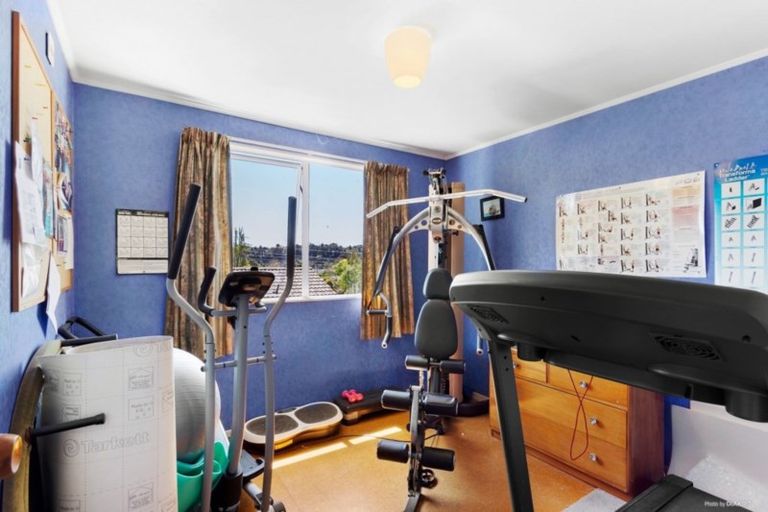 Photo of property in 24 Halloran Place, Massey, Auckland, 0614