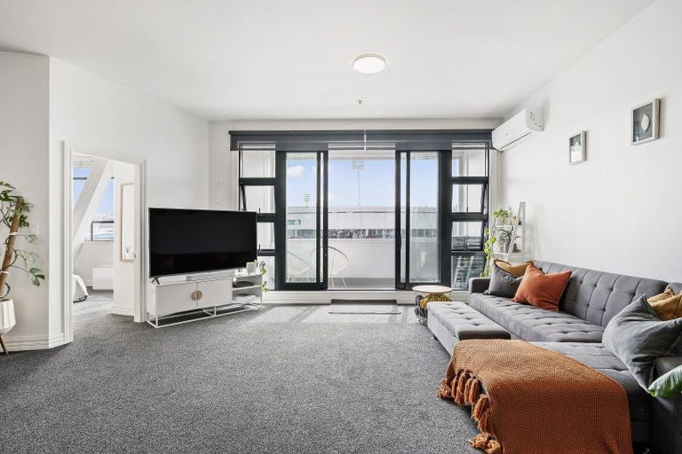 Photo of property in Endeavour Apartments, 11/125u Thorndon Quay, Pipitea, Wellington, 6011