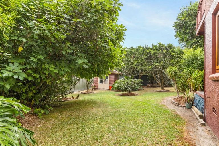 Photo of property in 60 Royal View Road, Te Atatu South, Auckland, 0610