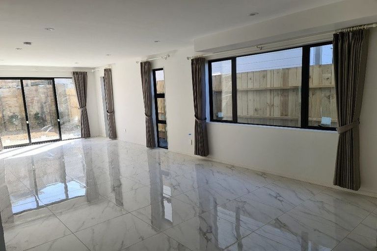 Photo of property in 17 Cassandra Grove, Totara Vale, Auckland, 0629