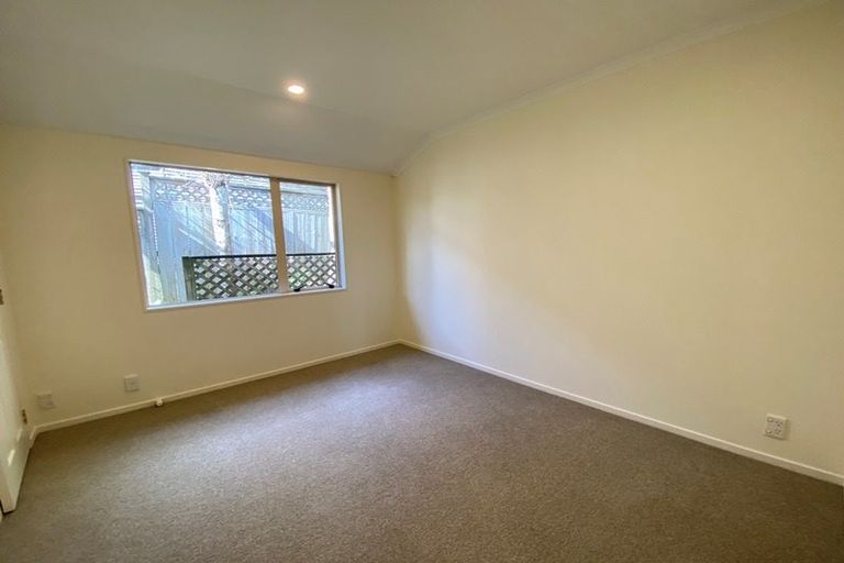 Photo of property in 8 Canary Place, Unsworth Heights, Auckland, 0632