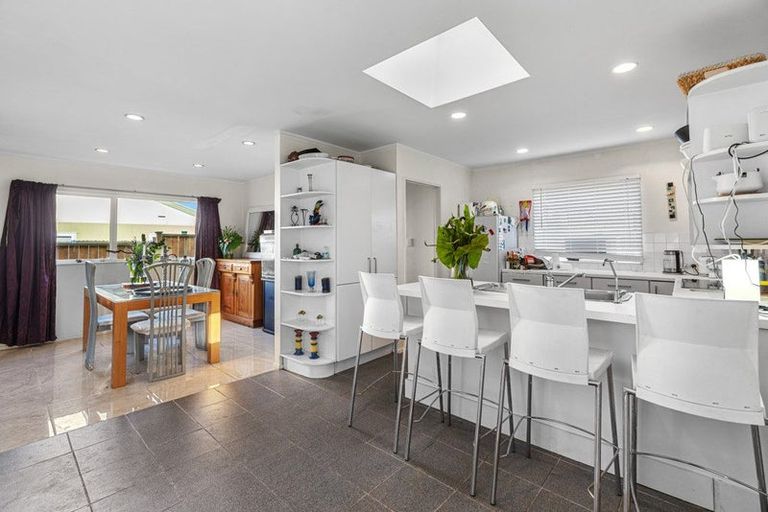 Photo of property in 14a Hinekohu Street, New Lynn, Auckland, 0600