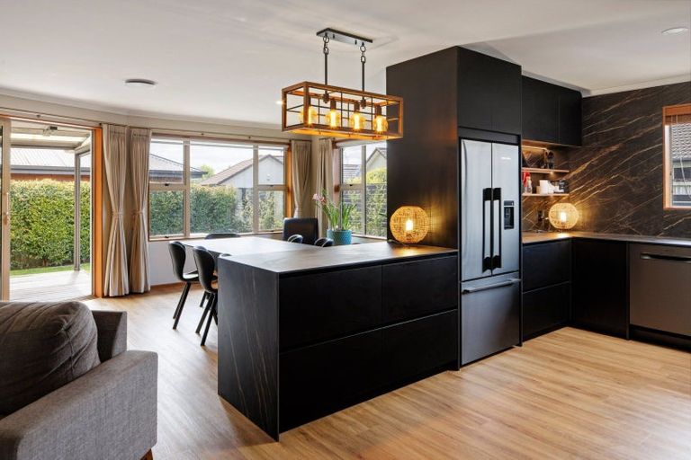 Photo of property in 18 Gibbston Close, Huntington, Hamilton, 3210