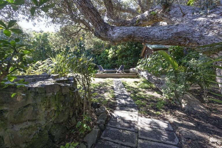 Photo of property in 35 North Piha Road, Piha, 0772