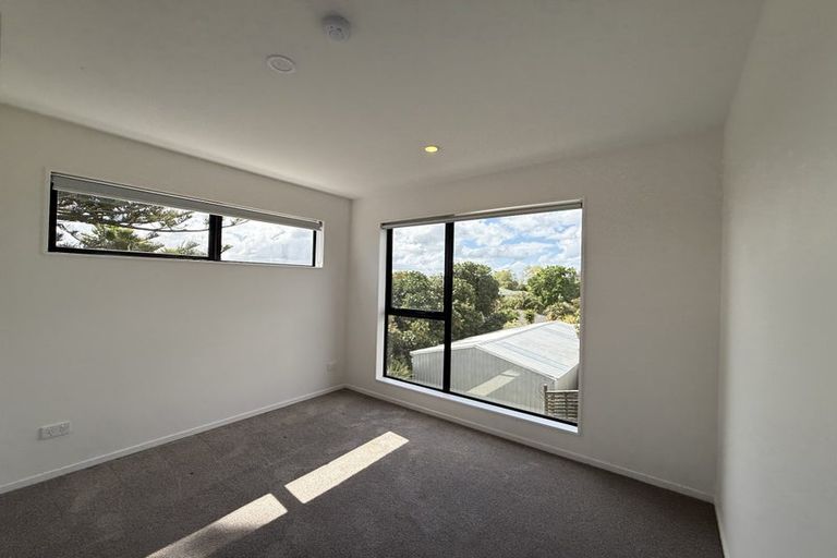 Photo of property in 13f Glendhu Road, Bayview, Auckland, 0629