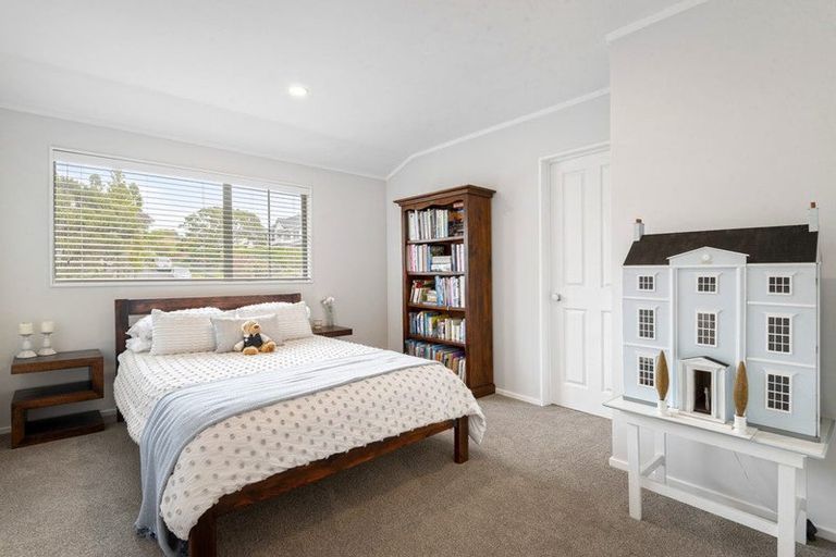 Photo of property in 44 Ravenstone Place, Chatswood, Auckland, 0626