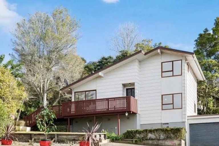 Photo of property in 2/74 Ayton Drive, Totara Vale, Auckland, 0629