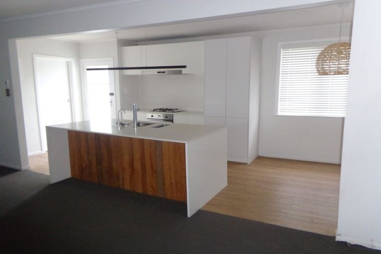 Photo of property in 43 Graham Avenue, Te Atatu Peninsula, Auckland, 0610