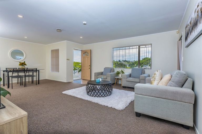 Photo of property in 28 Ginders Drive, Massey, Auckland, 0614