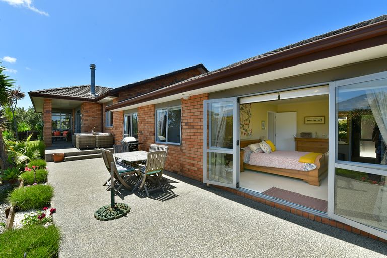 Photo of property in 10 Seamount Drive, Red Beach, 0932