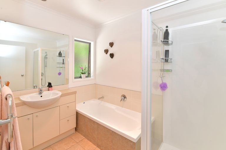 Photo of property in 10 Seamount Drive, Red Beach, 0932