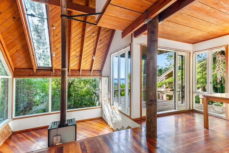 Photo of property in 40 Otitori Bay Road, Titirangi, Auckland, 0604