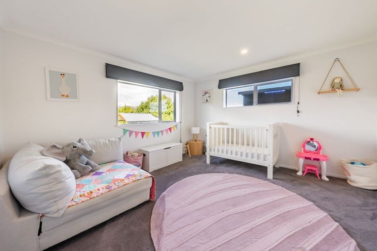 Photo of property in 17 Sumner Terrace, Aotea, Porirua, 5024