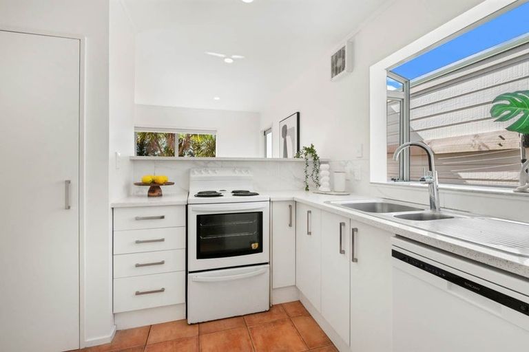 Photo of property in 4/102b Manuka Road, Bayview, Auckland, 0629