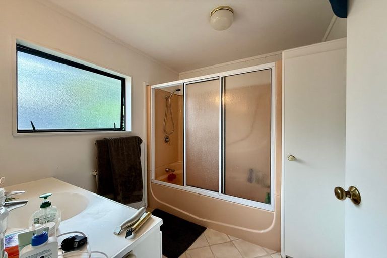 Photo of property in 1/8 Ronald Macken Place, Windsor Park, Auckland, 0632