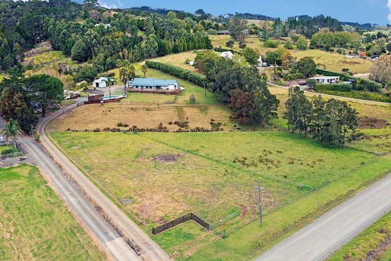 Photo of property in 141 Mangakura Road, Helensville, 0875