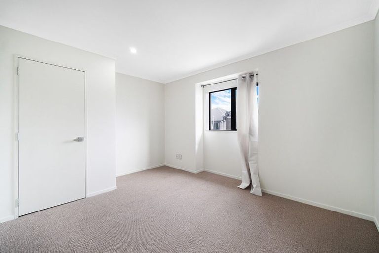 Photo of property in 2/5 Wallson Crescent, Wiri, Auckland, 2104
