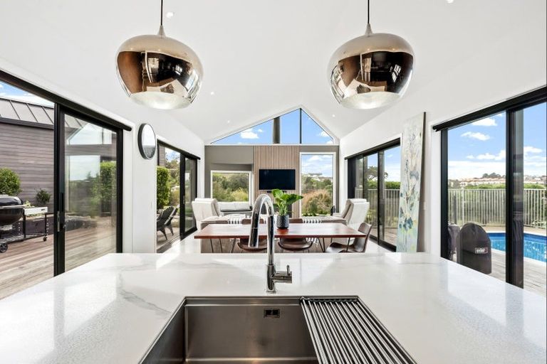 Photo of property in 9 Laguna Place, Matakatia, Whangaparaoa, 0930