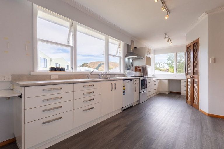 Photo of property in 16 Utauta Street, Waikanae, 5036