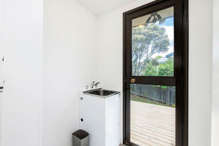 Photo of property in 28 Devonshire Road, Unsworth Heights, Auckland, 0632
