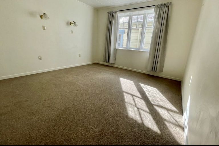 Photo of property in 190 Sutherland Road, Lyall Bay, Wellington, 6022