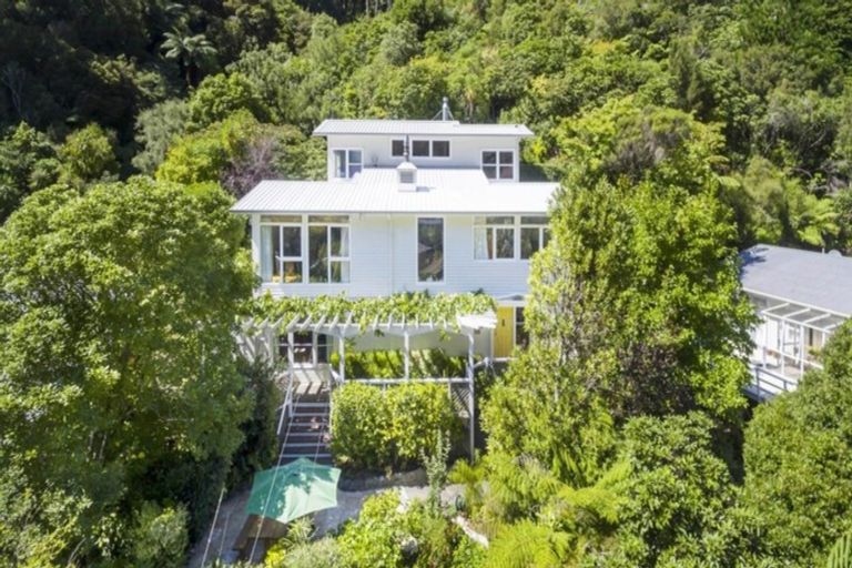 Photo of property in 135 Pinehaven Road, Pinehaven, Upper Hutt, 5019