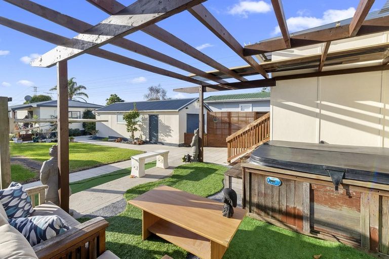 Photo of property in 6 Marlene Avenue, Te Atatu South, Auckland, 0610