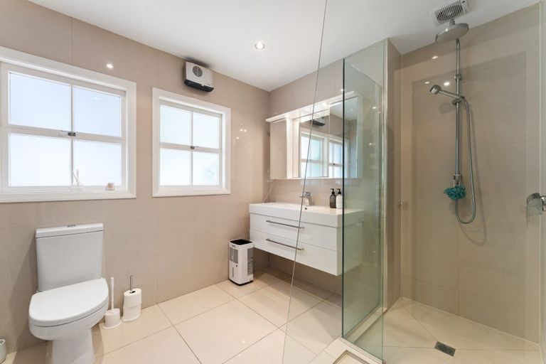 Photo of property in 2 King Richard Place, Browns Bay, Auckland, 0630