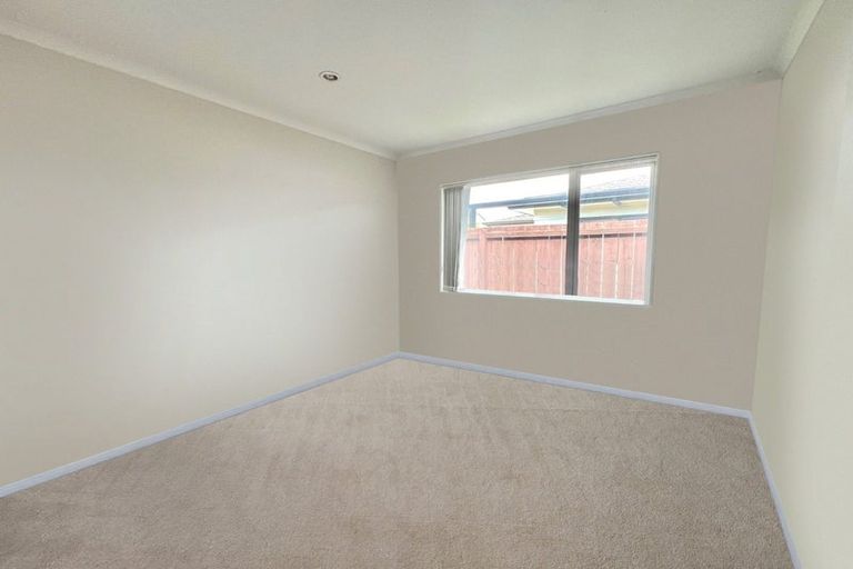Photo of property in 15 Yatterina Avenue, Takanini, 2112
